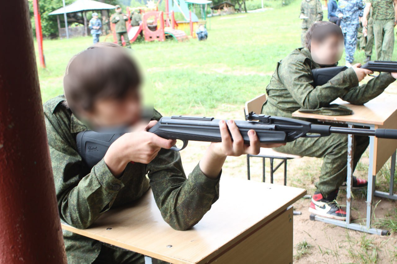 На очередную смену пропагандистского военного лагеря для молодежи «Авангард» в Псковской области потратят ещё полмиллиона рублей